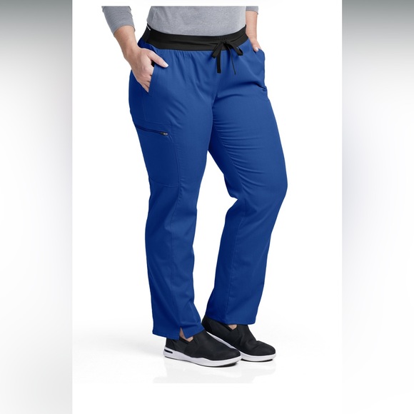 Grey’s Anatomy Kim 3 Pocket Logo Waist Cargo Pants. Color: black - Picture 13 of 14